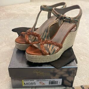 Donald J Pliner signature shoes. 8 1/2 M